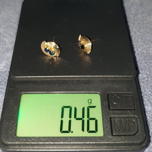 Dainty Vintage 14K Gold & Natural Sapphire Stud Earrings - Picture 6 of 12